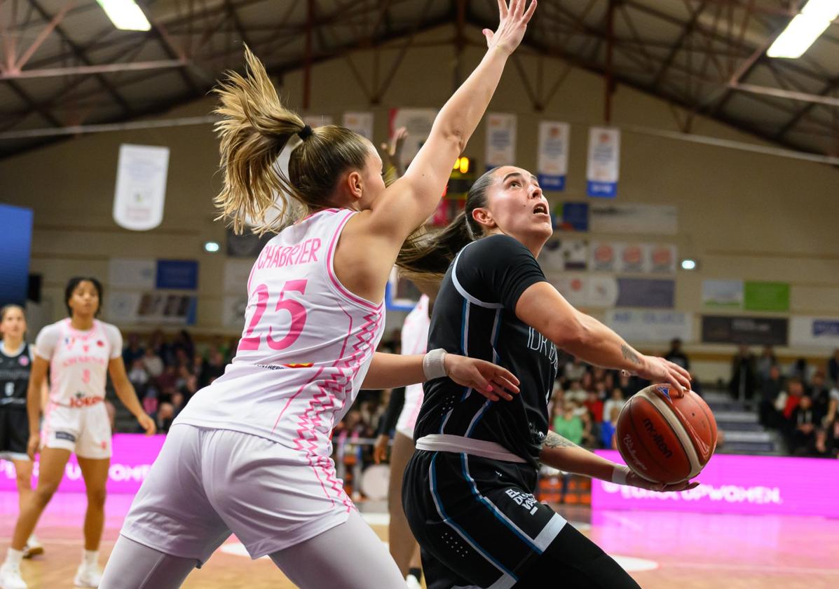 La gala Chabrier trata de impedir que Lara Gónzalez lance a canasta en el Salle des Sports.