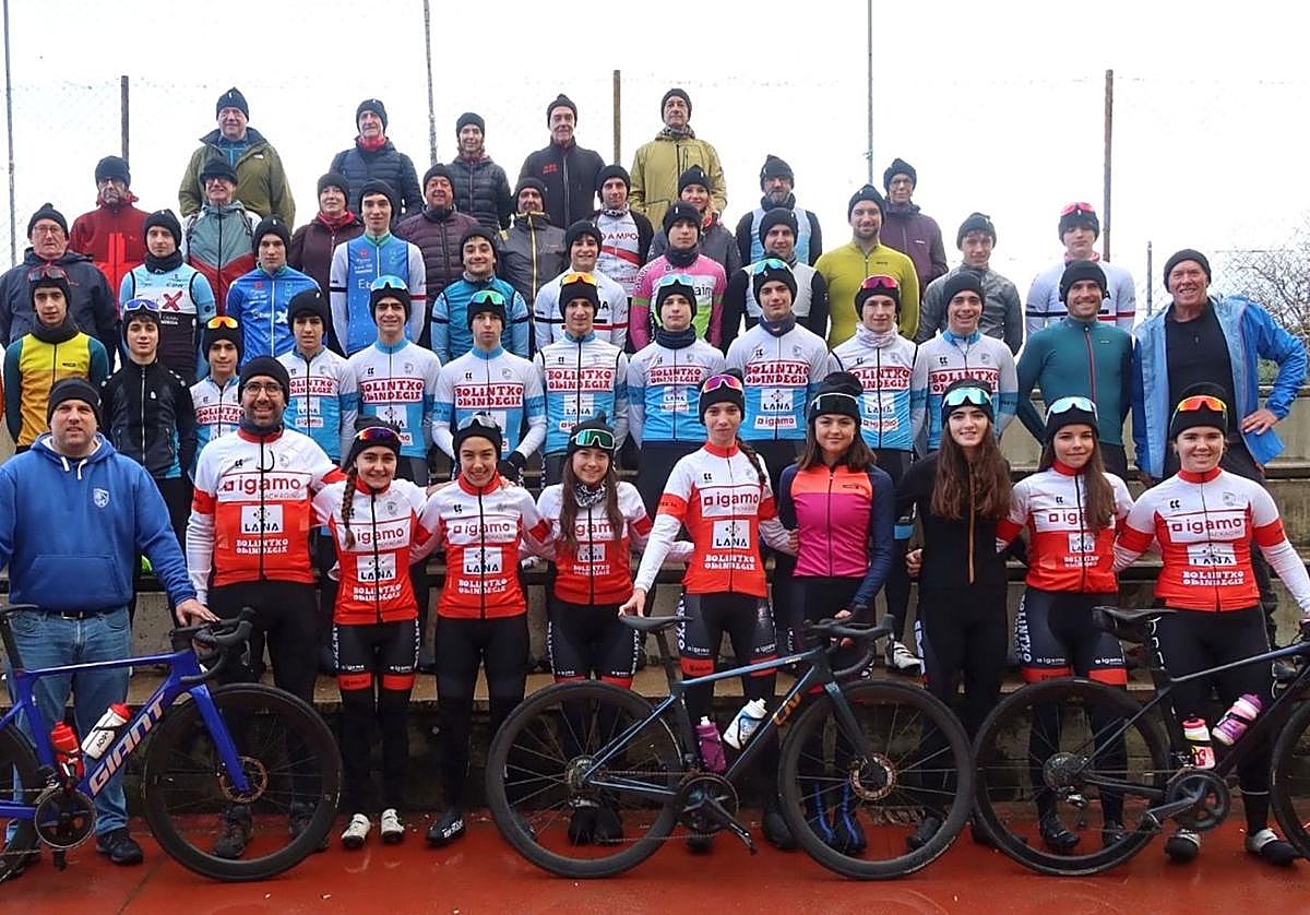 Ciclistas, técnicos, colaboradores, patrocinadores y amigos del club en la concentración de Aiegi