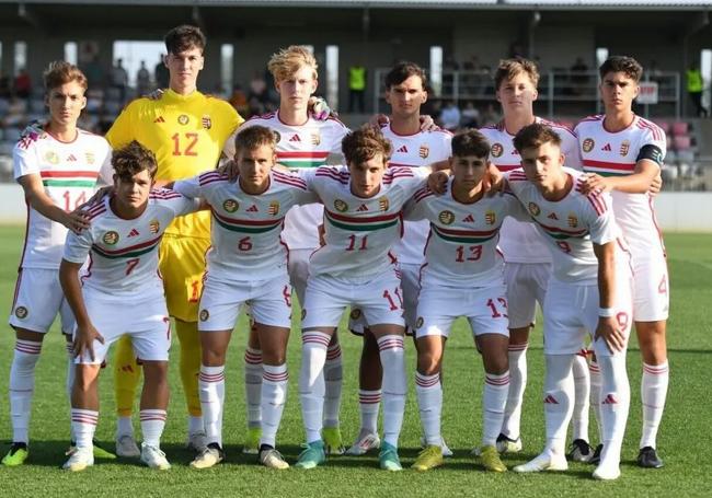Ákos Tompa, el portero vestido de amarillo con la selección Sub-18 de Hungría en un amistoso