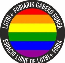 Vinilo con los colores y el lema de la campaña contra la violencia hacia el colectivo LGTBI+