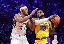 las estrellas de Pacers y Lakers, Myles Turner y LeBron James, durante la final del año pasado.