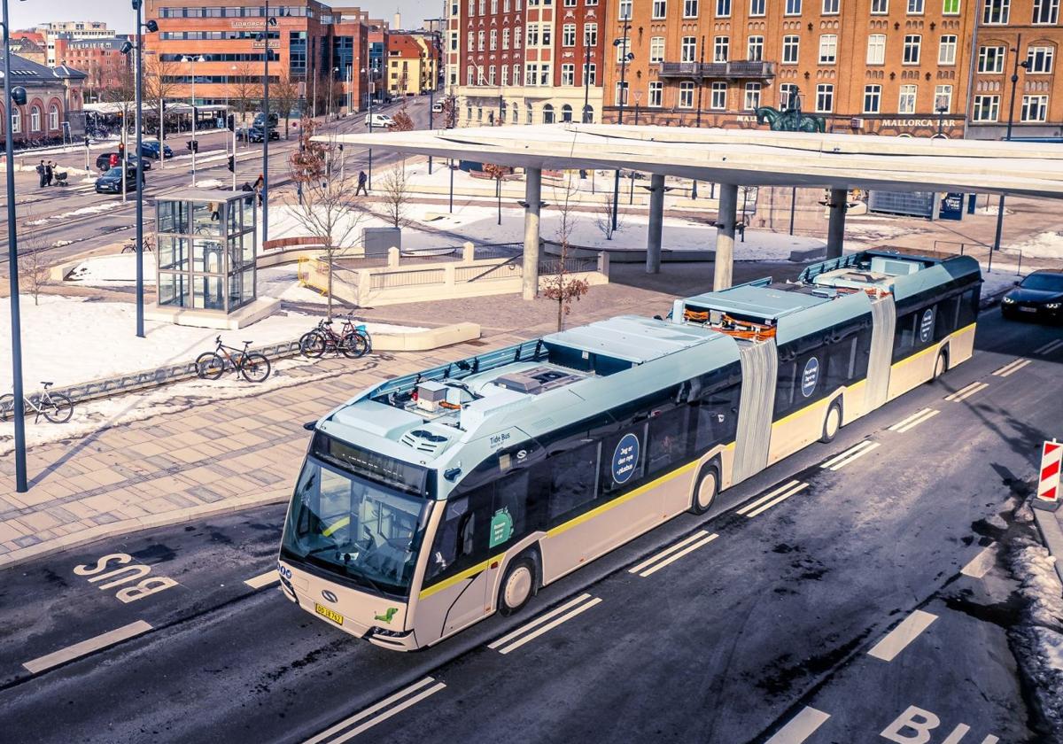 Modelo de autobús de doble articulación de CAF Solaris.
