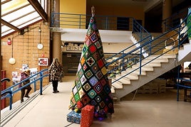 Un árbol de ganchillo solidario de tres metros para decorar la Navidad en Pasaia