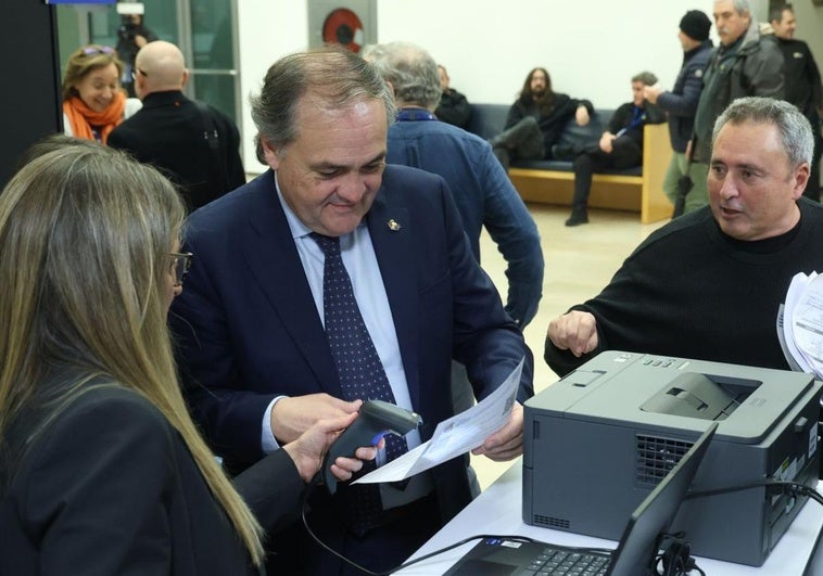 El presidente de la Real Sociedad, Jokin Aperribay, llegando a la Junta General de accionistas de este martes.