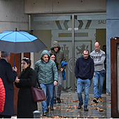 Los cuatro etarras Francisco Javier 'Patxi' Makazaga, Jon Zubiaurre, Imanol Miner Villanueva y Asier García Justo, se cruzan con la periodista Aurora Intxausti en el juicio de este lunes en la Audiencia Nacional.