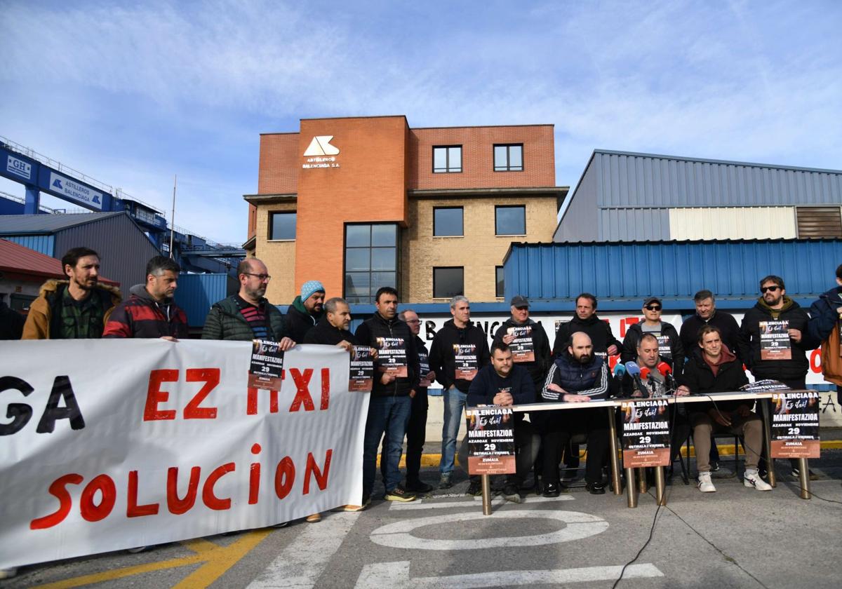 Trabajadores de Astilleros Balenciaga de Zumaia durante una rueda de prensa delante del Astillero.