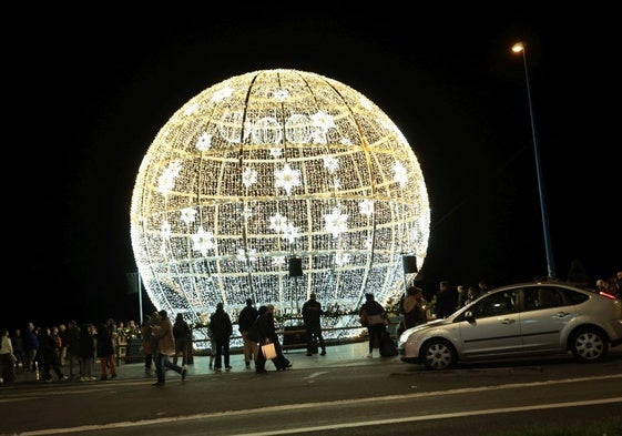 La gran bola de navidad ubicada junto al Kursaal en Donostia.