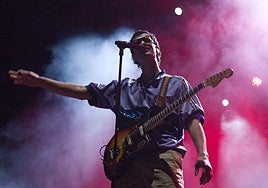 Tom Lizarazu, cantante de Bulego, en el concierto que ofreció en Sagüés en 2023.
