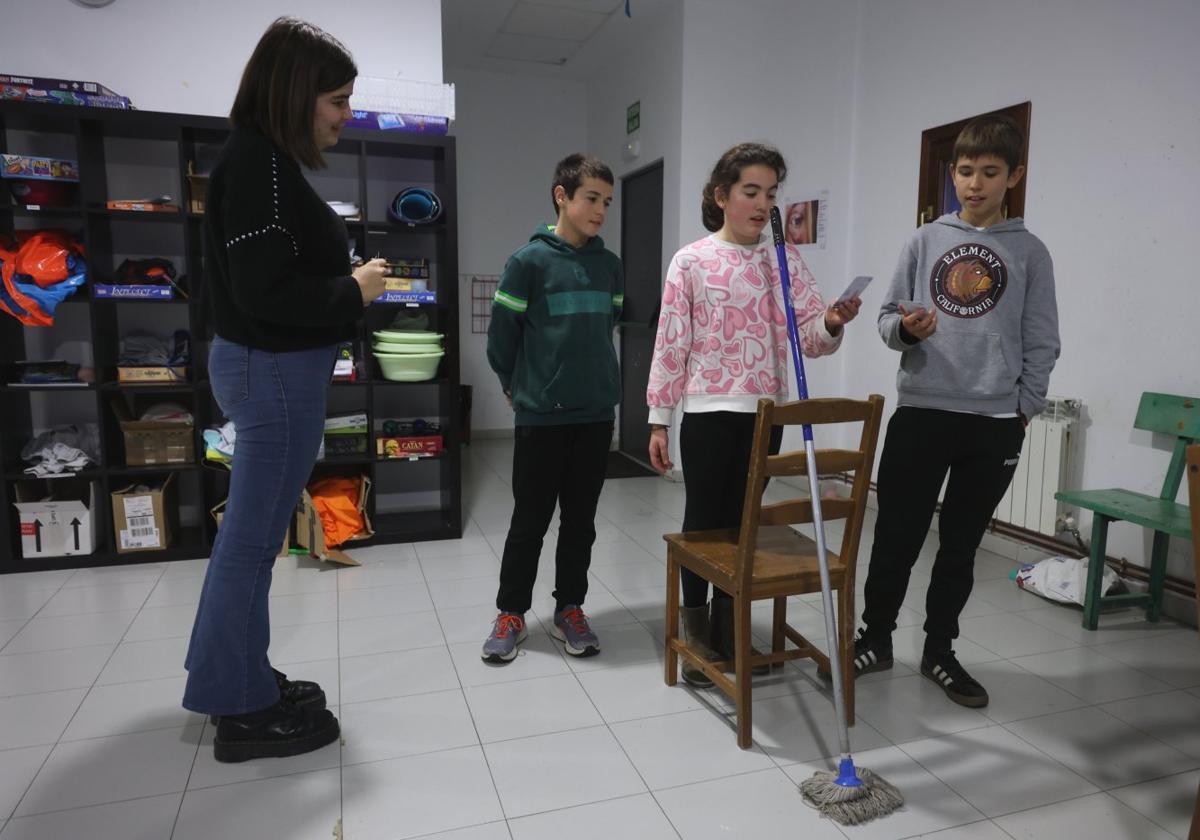 Basagoiti, Zulaika, Alkorta eta Larrañaga Mendaroko kultur gunean 'mikrofono' aurrean aritzen dira kantuan.