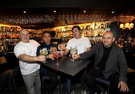 Txema Huici, Santiago Naula, Jon Pavón y Fredy Lorenti participaron en la cata de ginebras celebrada en la Gintonería Donostiarra.