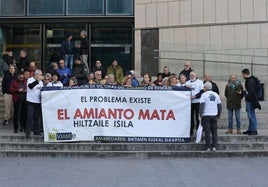 Miembros de ASVIAMIE se concentran frente al Palacio de Justicia de San Sebastián