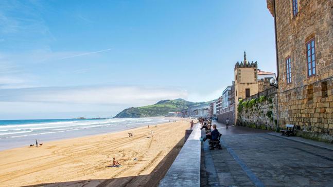Imagen después - Zarautz se protegerá contra el cambio climático con un nuevo paseo marítimo más elevado