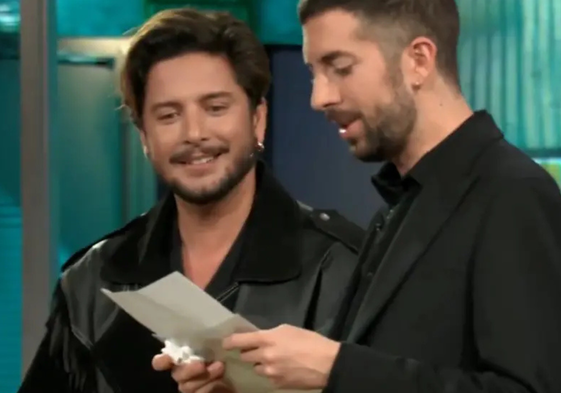 Manuel Carrasco 'regala' a David Broncano sus multas por su concierto en el Bernabéu