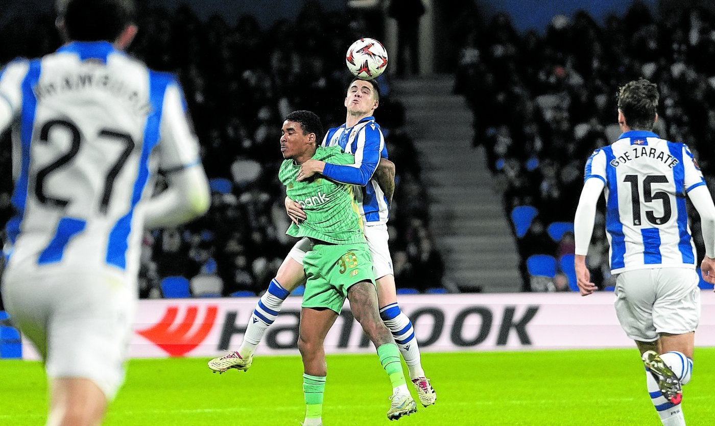 Zubeldia despeja un balón ante Guerrero.