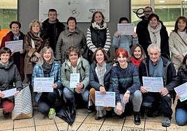 Los premiados contentos tras conocer que habían sido los ganadores de la Semana del Comercio de Murkil.