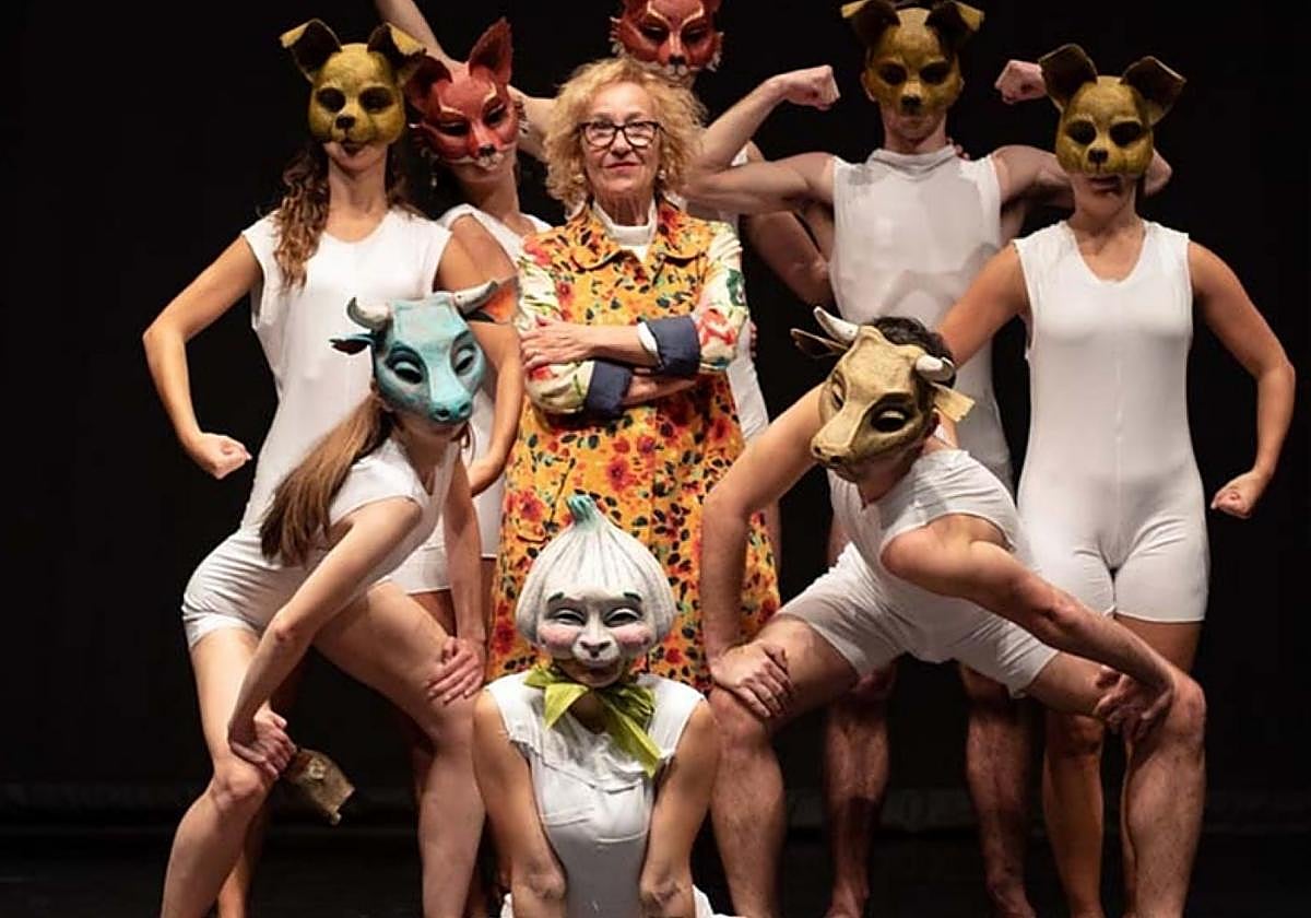 Los dantzaris tras las máscaras con la narradora Loli Astoreka