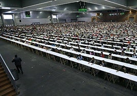 Aspirantes realizando una OPE de Osakidetza en el BEC de Barakaldo.