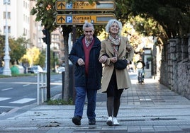 Juantxo, usuario de Atzegi, y Stella, voluntaria de 74 años, pasean juntos por Donostia.