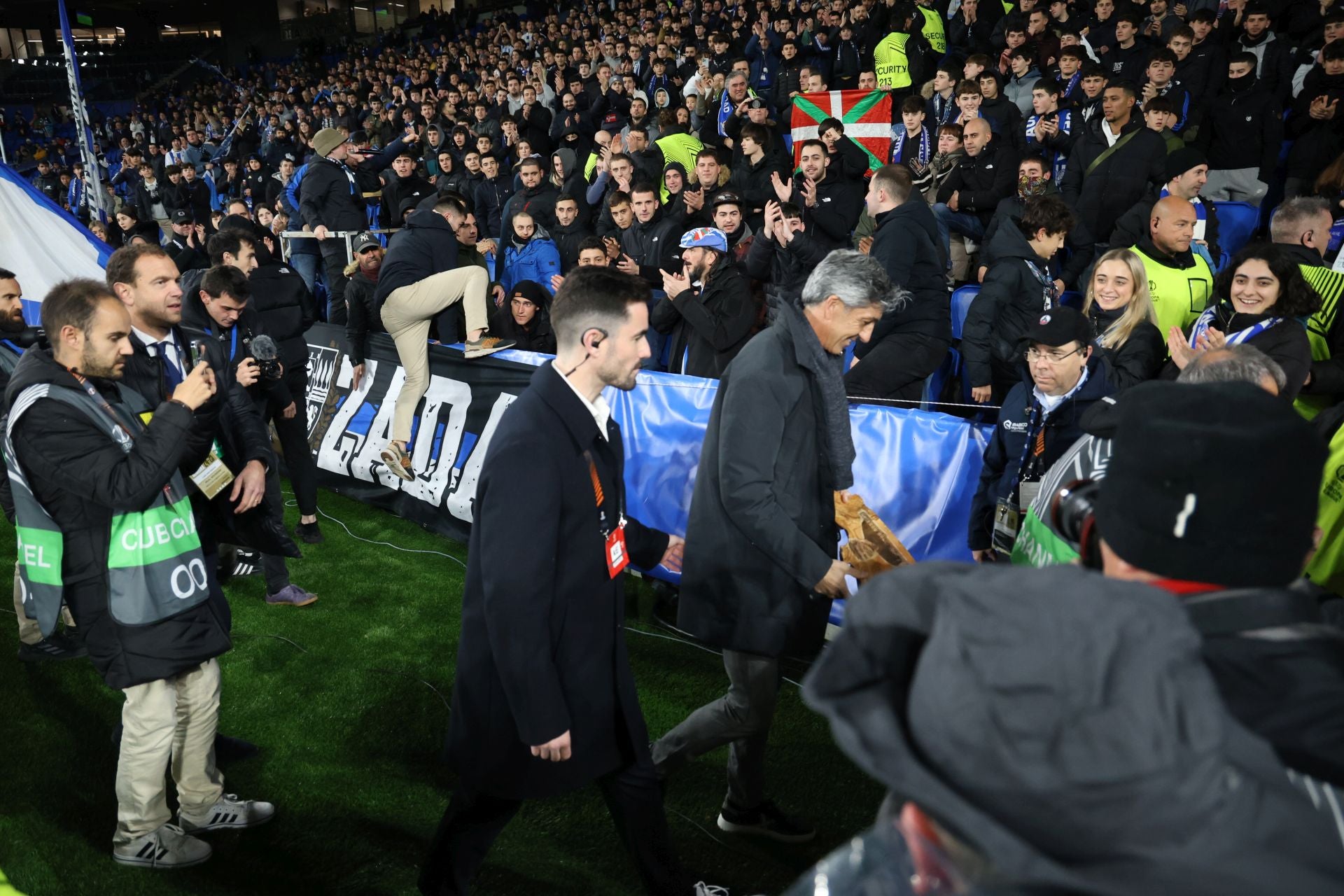 Imanol recibe un obsequio de la grada Aitor Zabaleta por sus 300 partidos como entrenador de la Real