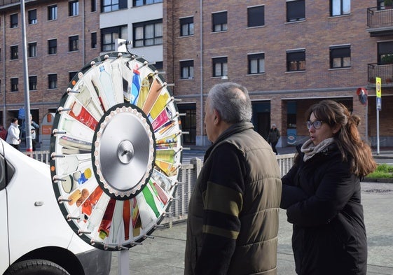 Un vecino recibiendo una explicación en Plaza Etxeberri.