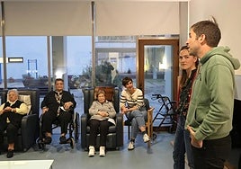 Nerea Ibarzabal eta Ander Elortegi bertsolariak, duela egun batzuk, adinekoentzako Durangoko egoitzan.