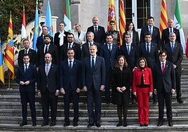 Foto de familia al inicio de la Conferencia de Presidentes autonómicos junto a Pedro Sánchez y el rey Felipe VI.