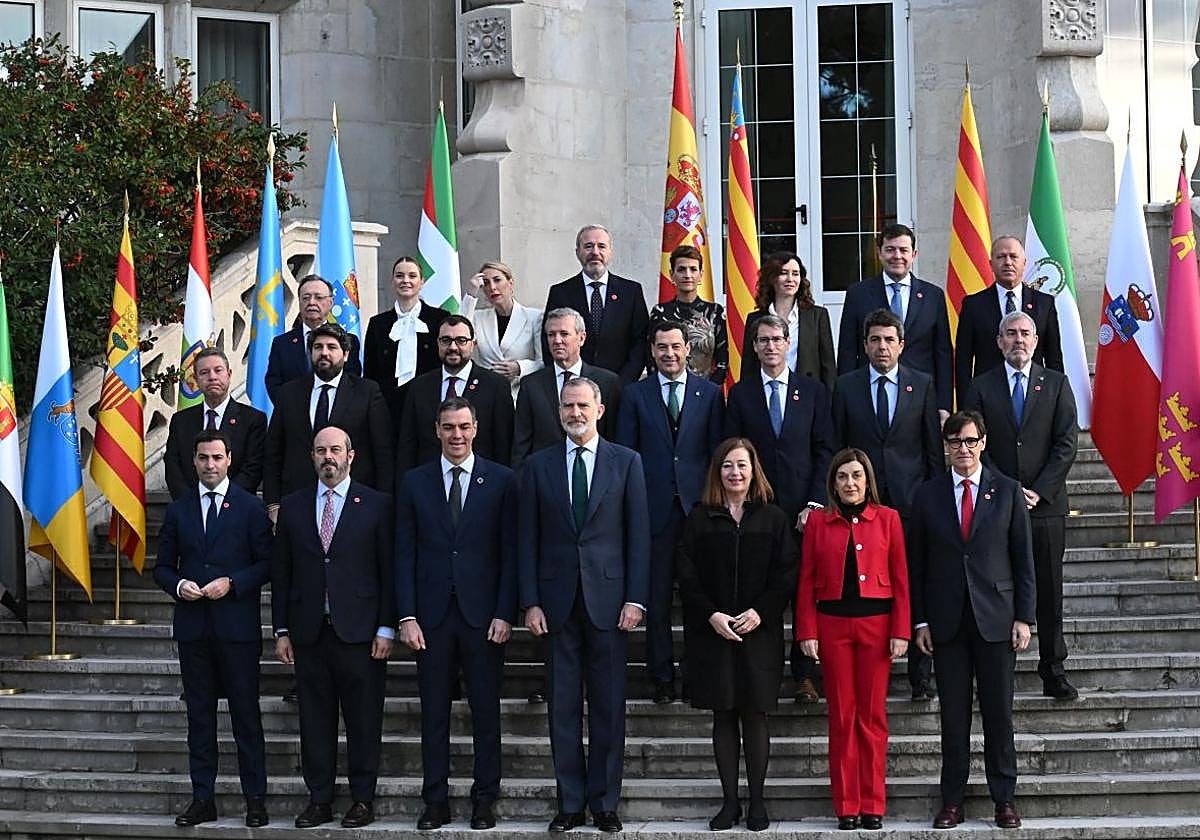 Foto de familia al inicio de la Conferencia de Presidentes autonómicos junto a Pedro Sánchez y el rey Felipe VI.