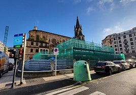 El colegio Biteri Zuhaizti de Gros, con la fachada cubierta de andamios por las obras.