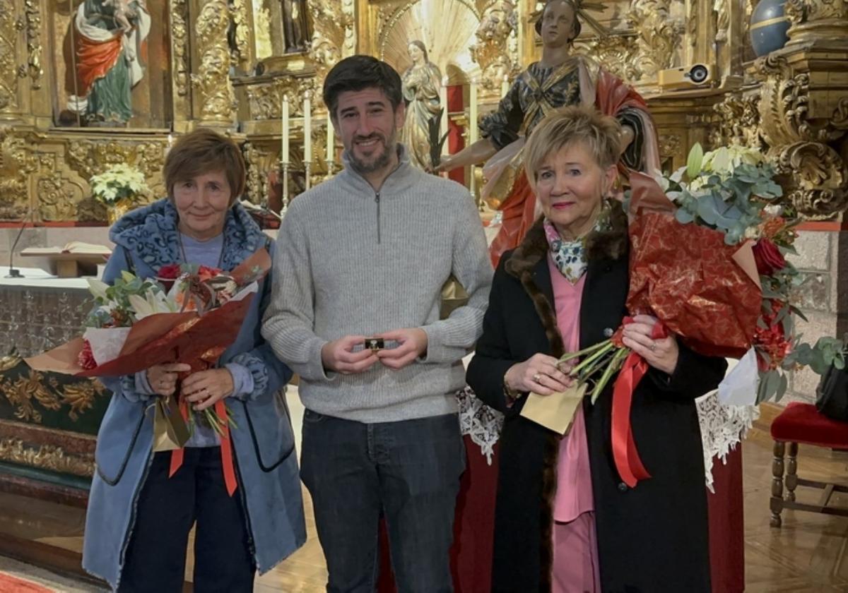 Resu Etxebeste, Aritz Meoki y Esther Etxebeste con los dedales.