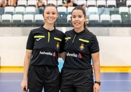 Marta Fernández y Maialen Calderón, pareja arbitral desde hace más de una década.