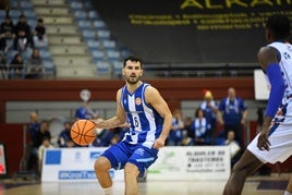 Aitor Zubizarreta bota el balón en un partido del Gipuzkoa Basket.