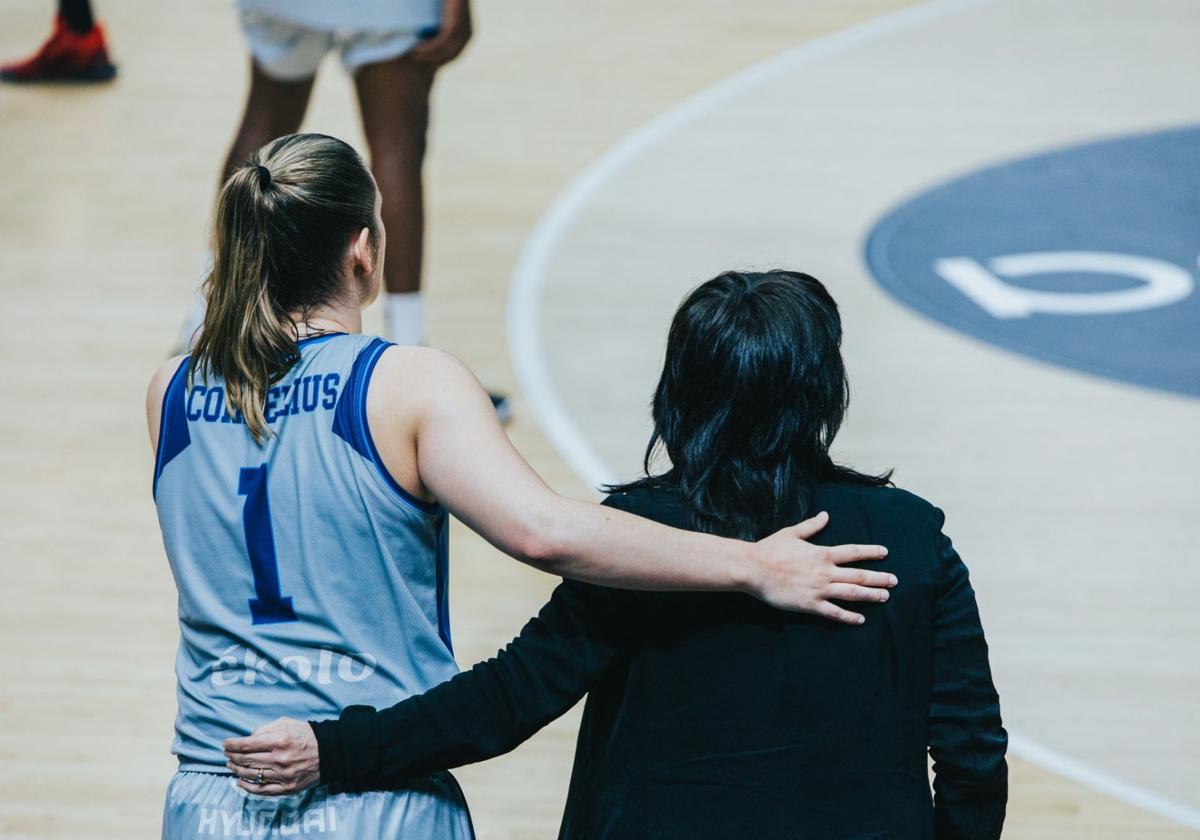 Laura Cornelius y Azu Muguruza, en la anterior etapa de la neerlandesa en el IDK Euskotren.