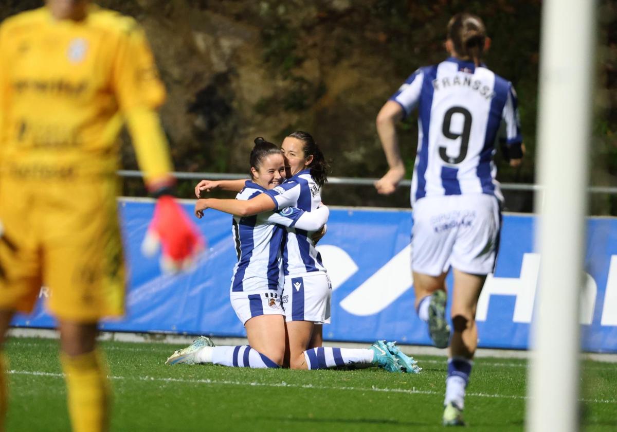 Nerea Eizagirre y Amaiur Sarriegi se abrazan tras el gol de la donostiarra