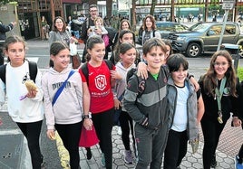 Izaskun, María, Guillermo y Zuriñe, al fondo de la foto, con sus hijos y varios amigos de la ikastola.