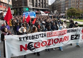 Miles de personas, la mayoría jóvenes, han secundado este sábado en Bilbao la manifestación convocada por la Red de Sindicatos de Vivienda de Euskal Herria.