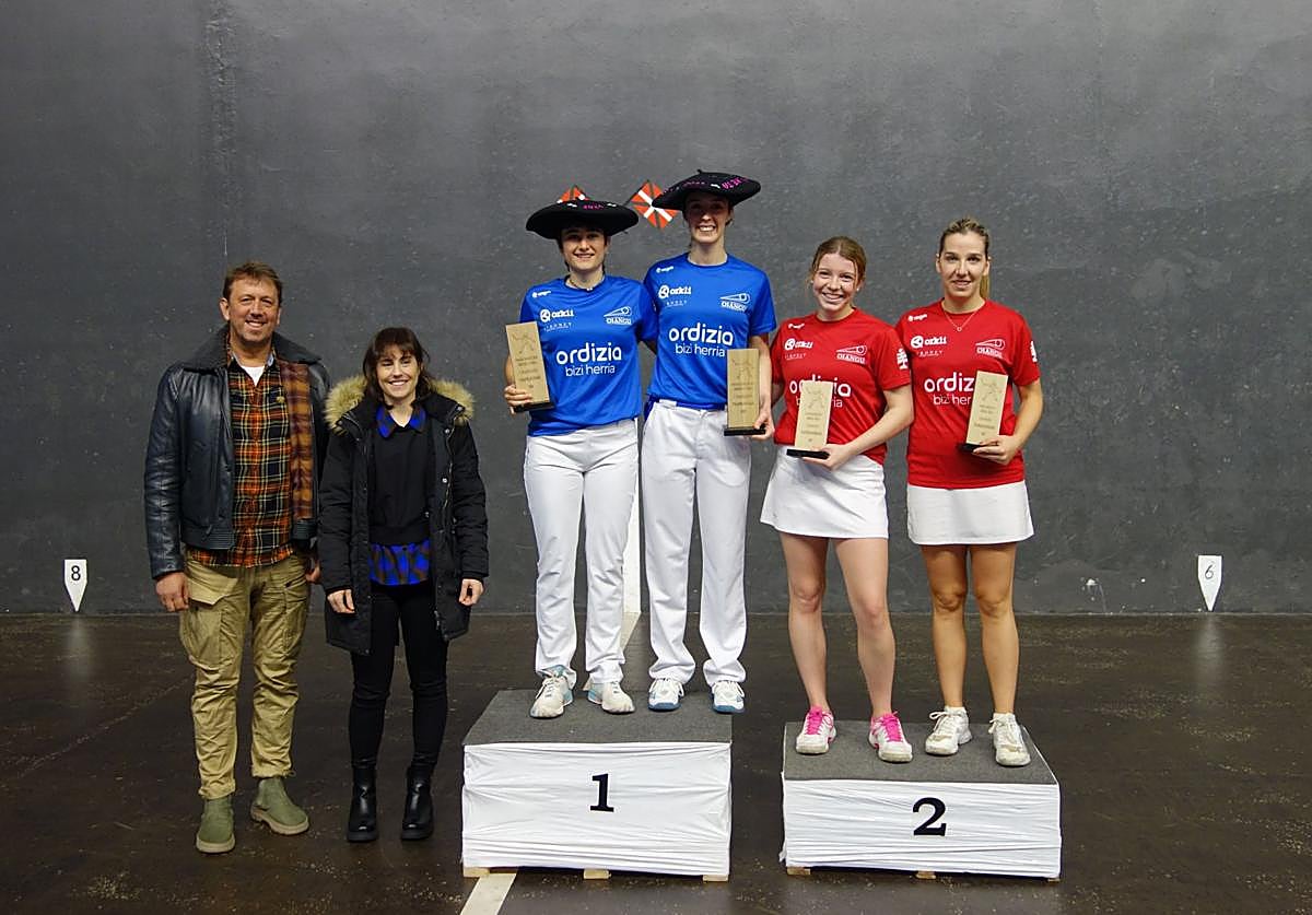Las campeonas Galdos y Zubeltzu con las subcampeonas Lopez e Irazustabarrena.