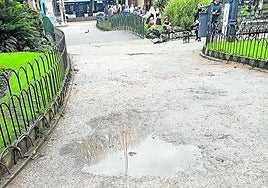 El lector J. P. denuncia el mal estado del suelo de los jardines de la plaza Gipuzkoa: «Es de vergüenza cómo está, toda llena de charcos, piedrecitas y barro, en pleno centro de San Sebastián. ¿No se les ocurre otro tipo de pavimento mejor?». En su opinión, sería mejor cambiarlo por otro tipo de suelo: «Hagan algo práctico y bonito», sugiere.