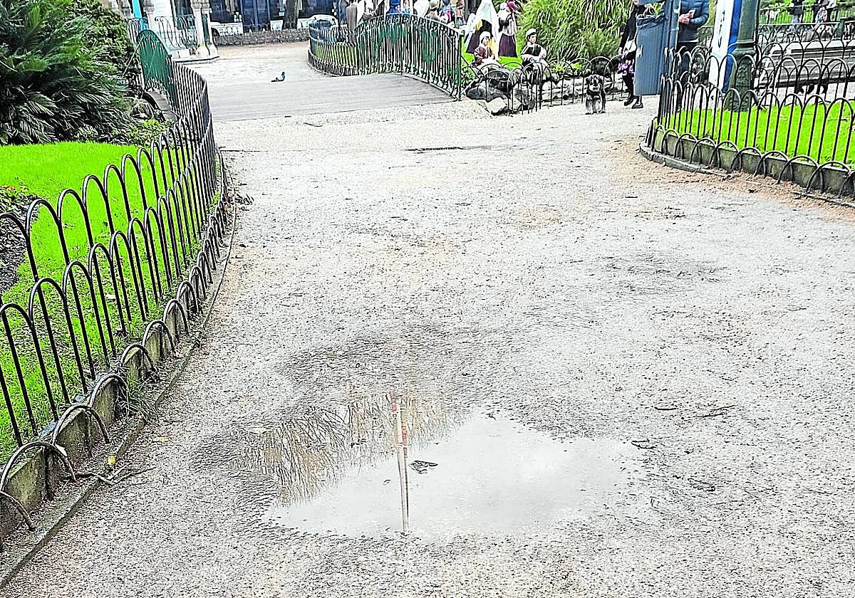 El lector J. P. denuncia el mal estado del suelo de los jardines de la plaza Gipuzkoa: «Es de vergüenza cómo está, toda llena de charcos, piedrecitas y barro, en pleno centro de San Sebastián. ¿No se les ocurre otro tipo de pavimento mejor?». En su opinión, sería mejor cambiarlo por otro tipo de suelo: «Hagan algo práctico y bonito», sugiere.