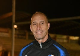 Fran Puertas, con un balón oval en las manos, en el campo de Asti de Zarautz con la camiseta de Gipuzkoa Sortzen.