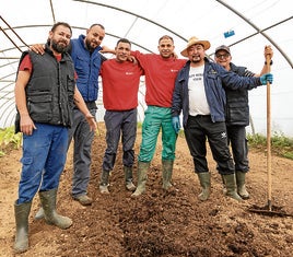 El grupo de trabajo junto a un voluntario de Cáritas.