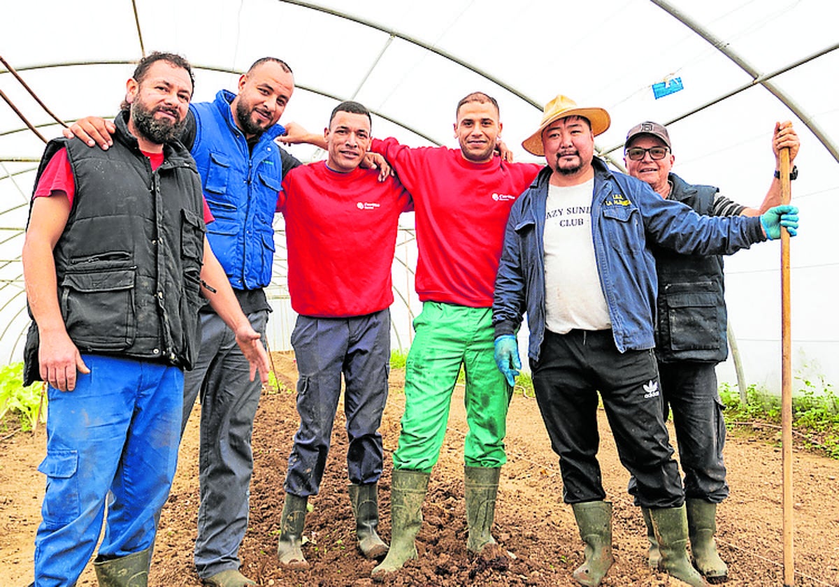 El grupo de trabajo junto a un voluntario de Cáritas.