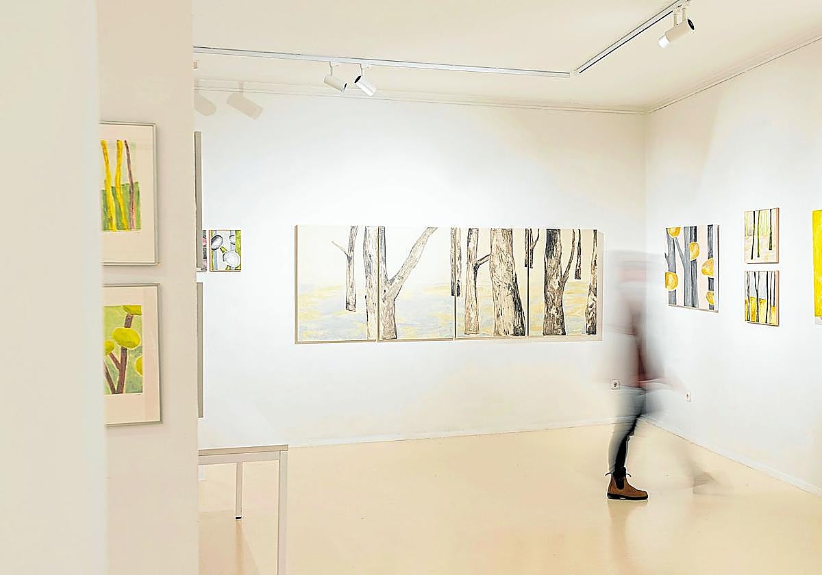 La serie pictórica 'Basoa' reúne cuarenta cuadros de distinto formato, donde Luisa Chillida (derecha) interpreta las formas del árbol.