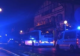 Agentes de la Ertzaintza y la Guardia Municipal tratan de sacar la moto encajada bajo el autobús de la línea 14 de Dbus, este sábado en la avenida de Navarra de Gros.