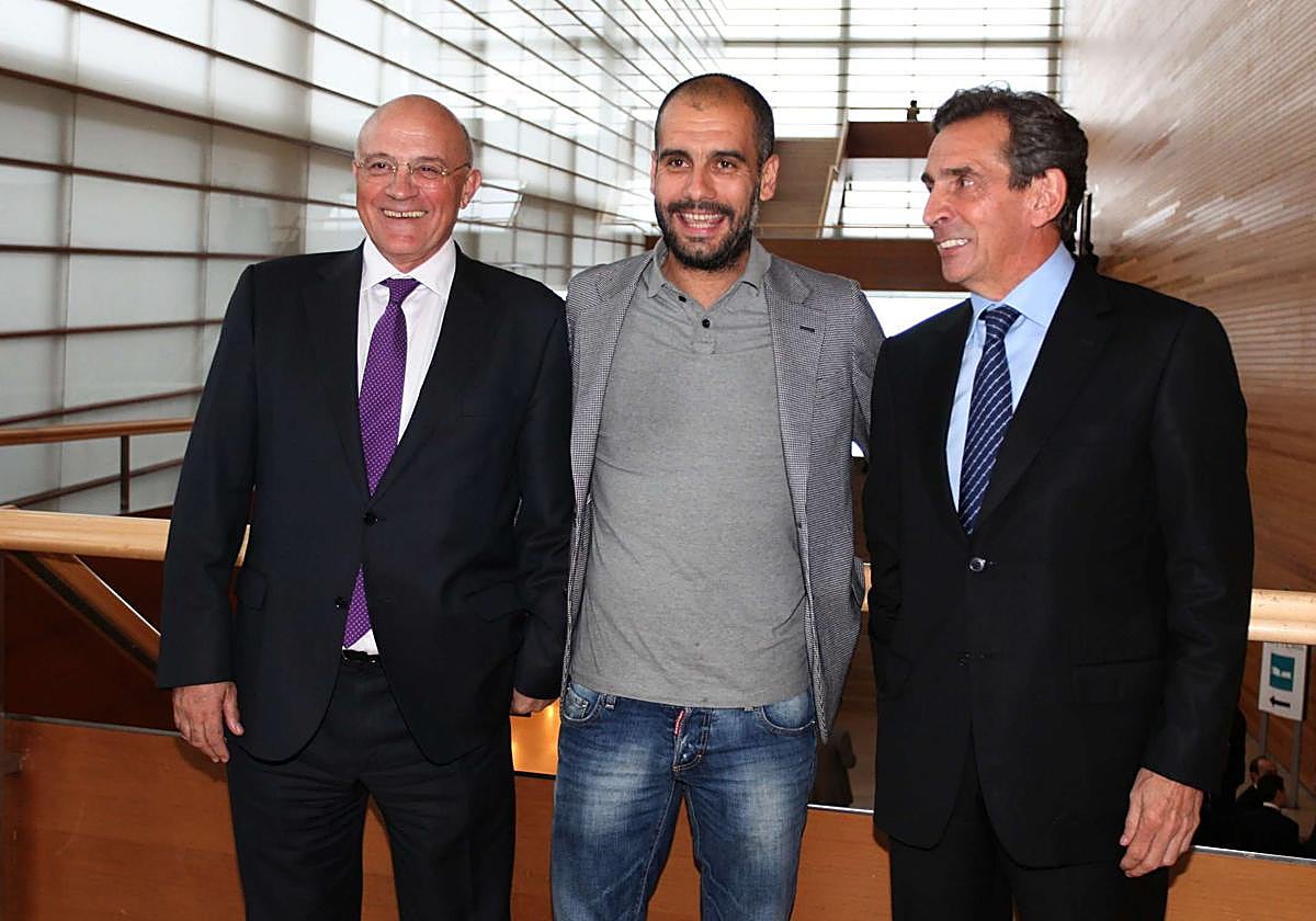 Javier Echenique (d), junto al presidente del Banco Sabadell, Josep Oliu, y Pep Guardiola, durante el acto de fusión del Banco Guipuzcoano con Sabadell en 2011 en el Kursaal.