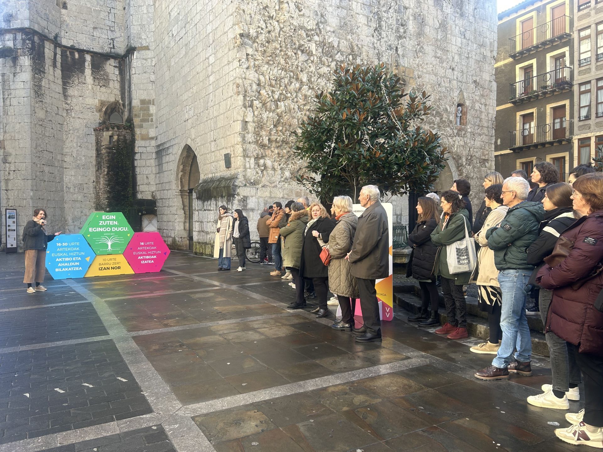 La técnica municipal de euskera, Amaia Zinkunegi, interviene en Plaza Zaharra durante la presentación del Plan Estratégico del Euskera