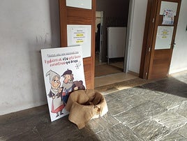 Los jóvenes lazkaotarras han comenzado a depositar sus cartas en la cesta colocada frente al ayuntamiento.