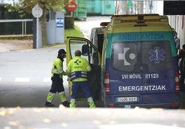 Una ambulancia medicalizada a la entrada del Hospital de Donostia.