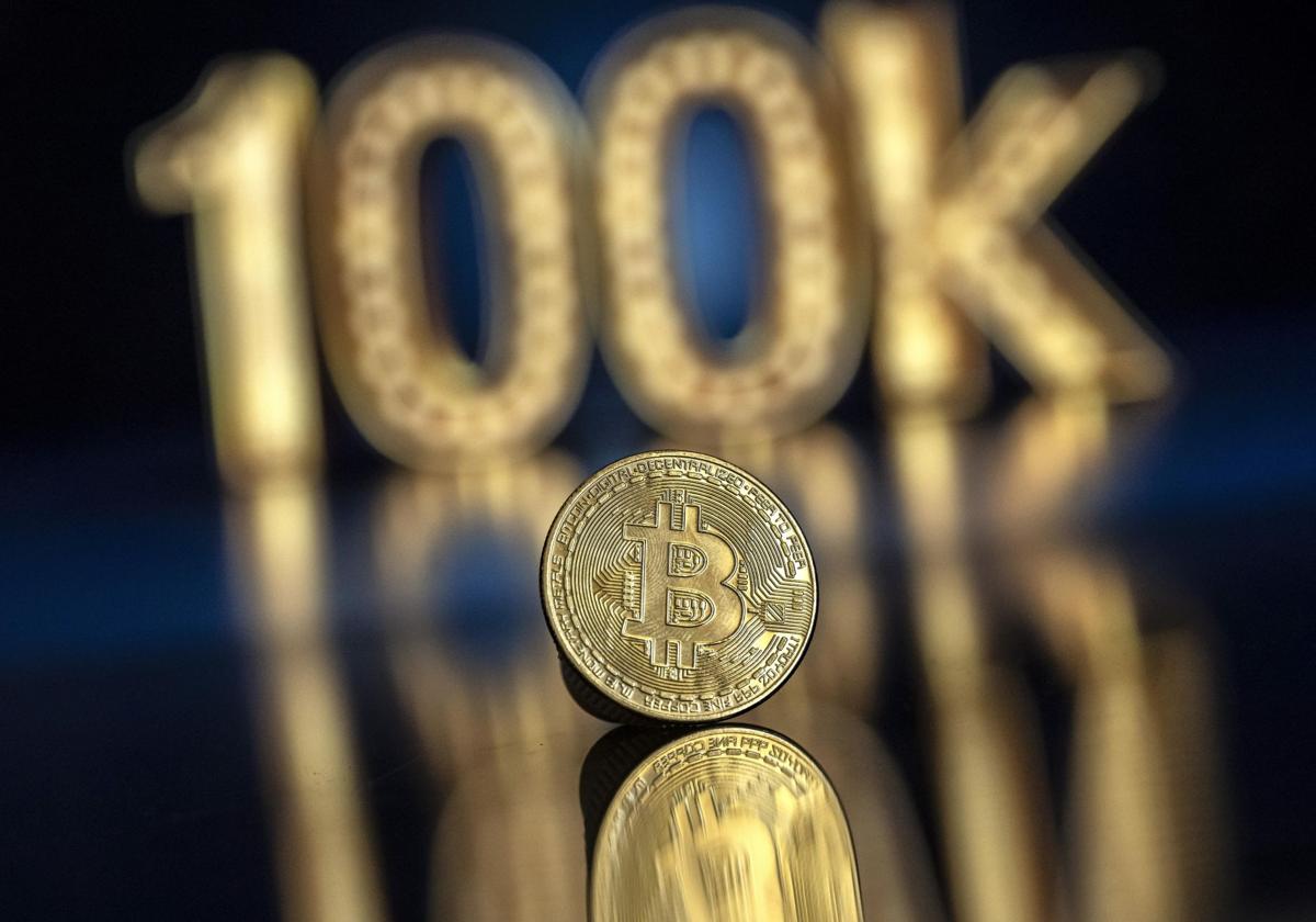 El Bitcoin, la criptomoneda más popular en el mundo, registró ayer su récord histórico al superar los 100.000 dólares.