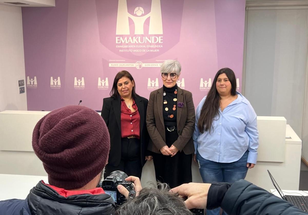 La directora de Emakunde, Miren Elgarresta, (centro) y las representantes de AMUGE e IMME.