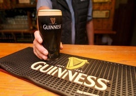 Imagen de una cerveza Guinness en un pub.